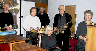 Hartmut Batzdorf, Andreas Mlynek, Jürgen Weiß, Andrea Görz, Heinz Hoffmann und Monika Barth (von links) von „Ton In Ton“ begeisterten die Zuhörer mit musikalischem Gefühl, Improvisationstalent und der Vielfalt ihrer Instrumente. Foto: Mai Hartmut Batzdorf, Andreas Mlynek, Jürgen Weiß, Andrea Görz, Heinz Hoffmann und Monika Barth (von links) von «Ton In Ton» begeisterten die Zuhörer mit musikalischem Gefühl, Improvisationstalent und der Vielfalt ihrer Instrumente. Foto: Mai
